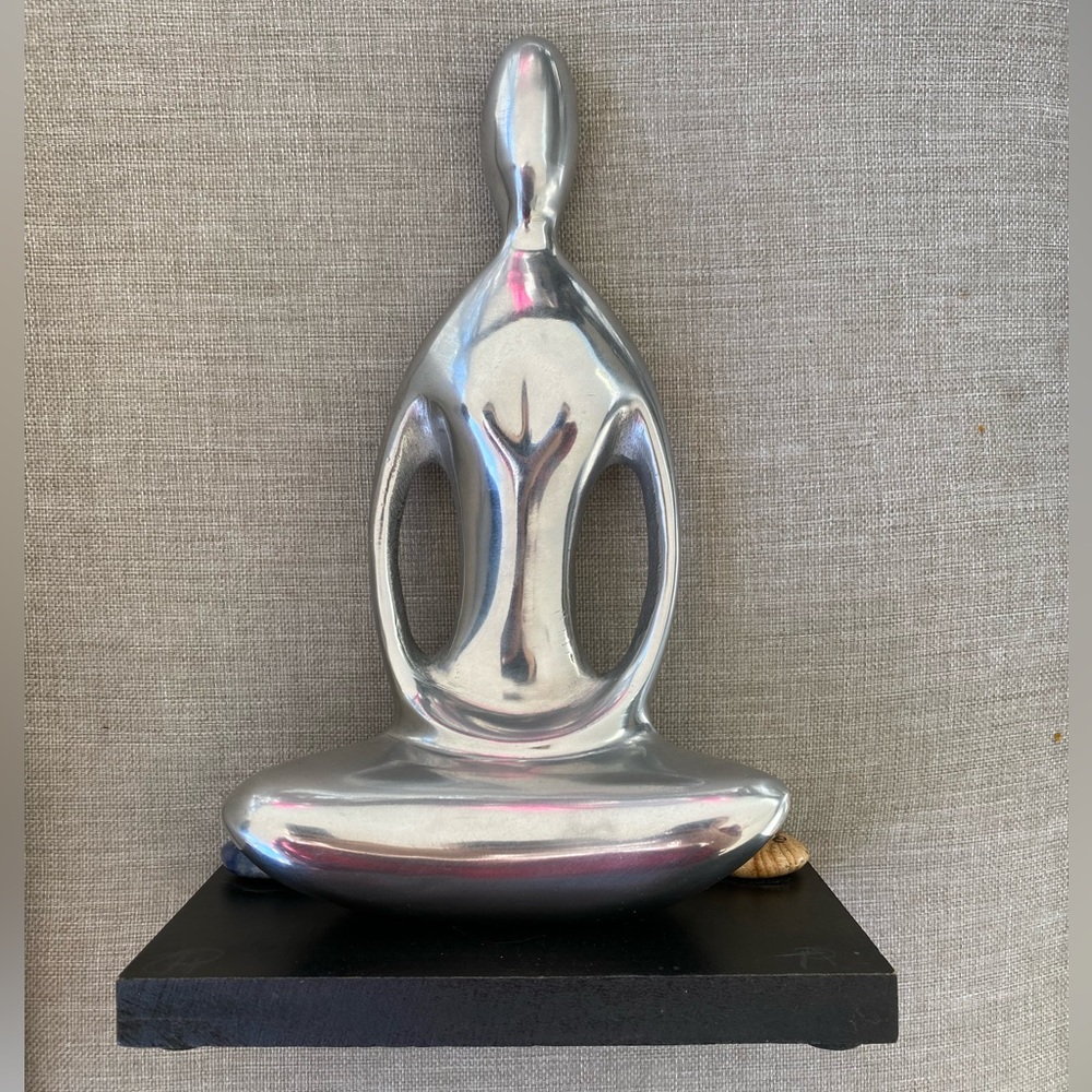 MINIMALISTIC METALLIC BUDDHA WITH HAPPINESS AND FORGIVE STONES